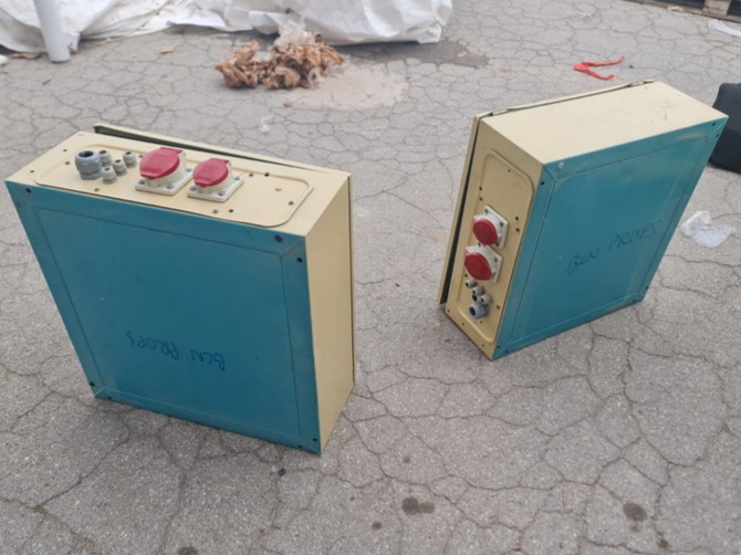 caja control electrico puerta industrial metal crema 2u